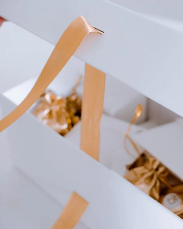 Le calendrier, l’incontournable de cette fin d’année que vous avez tant attendu… 
Vous pouvez le retrouver sur mon site internet ou passer commande en message privée. 
Il contient + de 250h de combustion, 25 senteurs différentes, des nouveautés, exclusivités spécialement conçu pour le calendrier, une petite surprise qui se glisse également dans votre coffret afin de pouvoir vous faire plaisir 🥰
