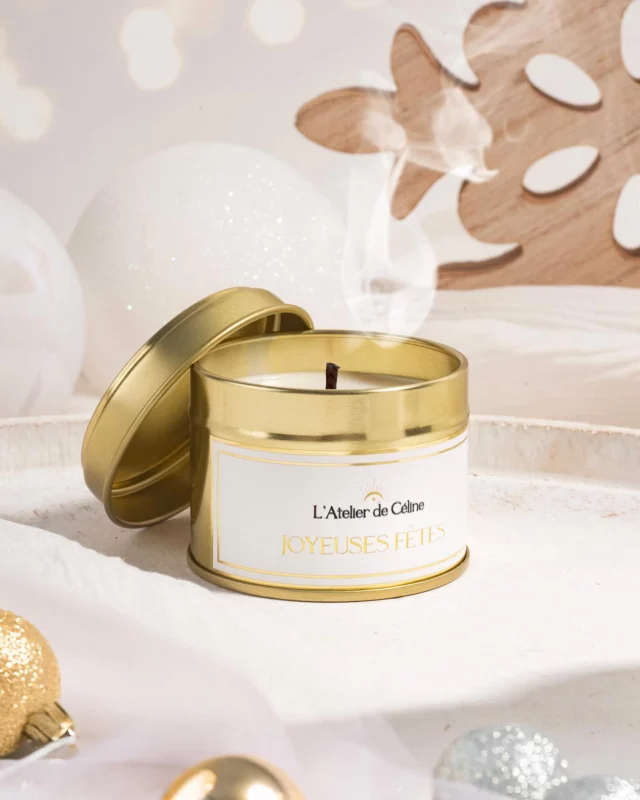 Une bougie pour offrir aux maîtresses, à une amie, une collègue, les éducatrices de la crèche, ou pour soi tout simplement. 
5 senteurs au choix, selon le stock disponible. 
Madeleine - Chocolat noisette - Musc blanc - Fleur de coton ✨ 

Une bougie doré avec + de 15h de combustion avec une jolie étiquette joyeuses fêtes 🫶🏻 

Disponible sur commande directement sur le site internet ou en message privée. 
La quantité est très limitée.